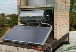Calefón solar instalado junto a una pared de ladrillo