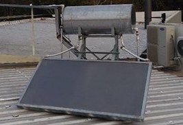 Calefón solar sobre techo de chapa