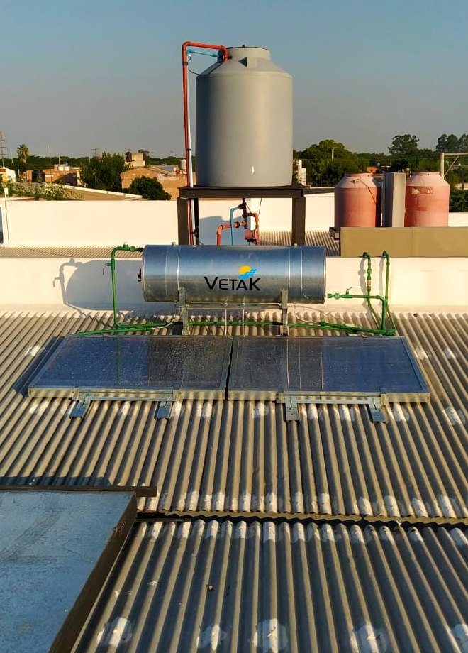 Calefón solar VETAK con doble colector instalado en un techo