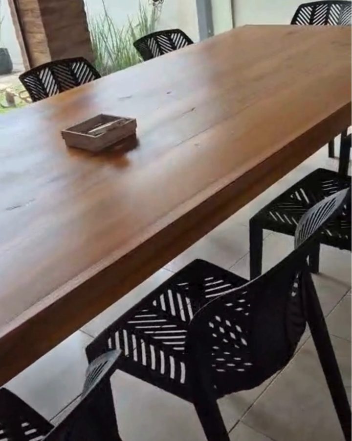 Mesa de madera estilo industrial