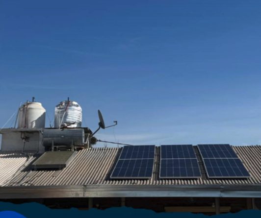 Paneles fotovoltaicos sobre un techo de chapa
