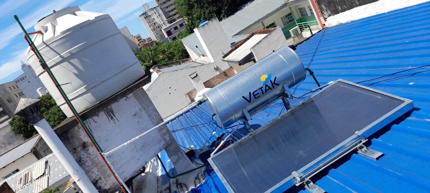 Calefón solar VETAK sobre techo de chapa