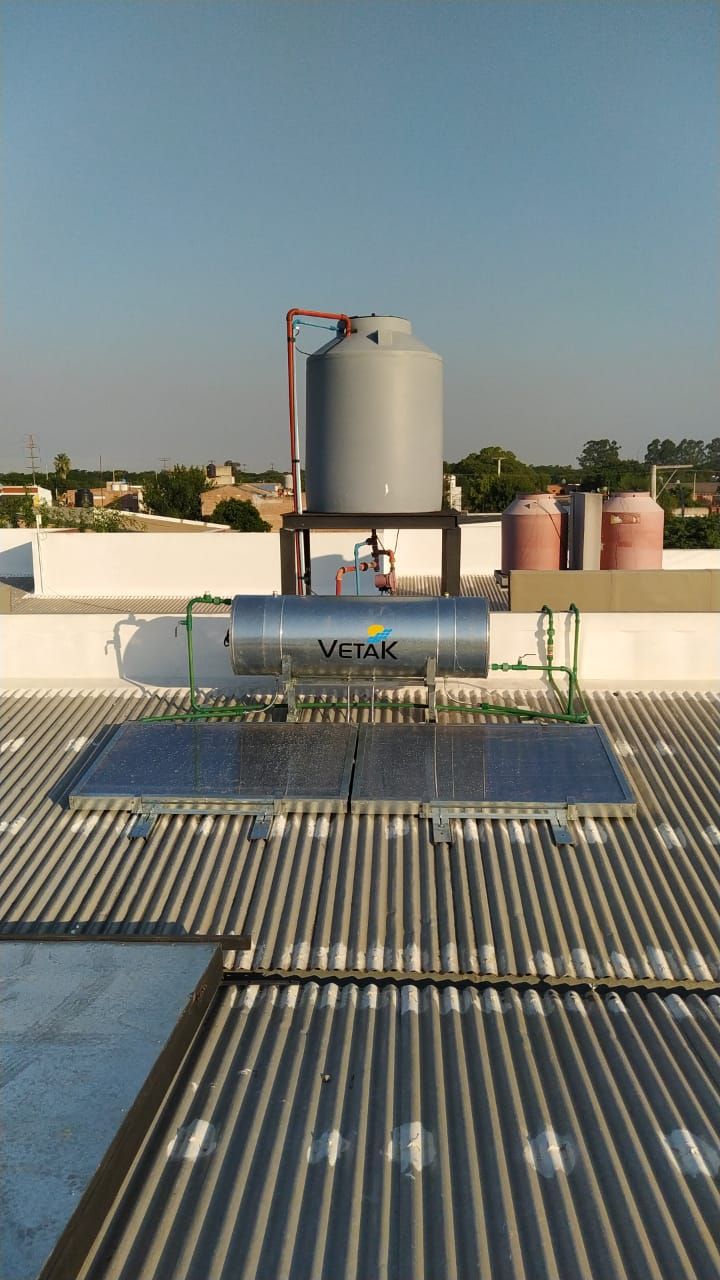 Calefón solar junto al tanque de agua