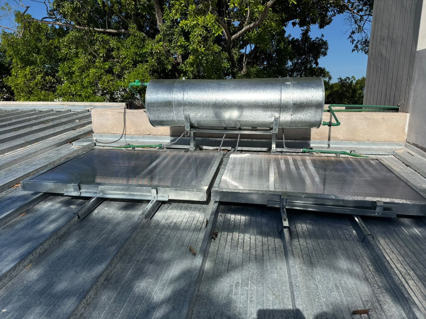 Calefón solar VETAK instalado en una losa