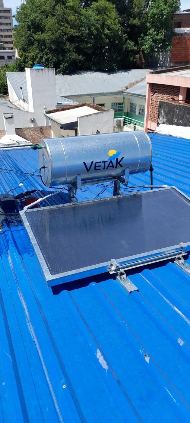 Calefón solar VETAK en techo